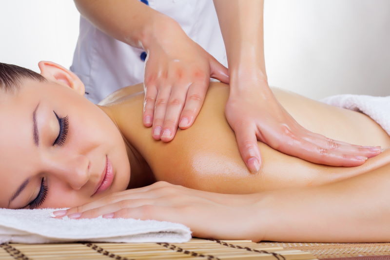 Körperbehandlungen mit kosmetischen Massagetechniken für das Lösen von Verspannungen