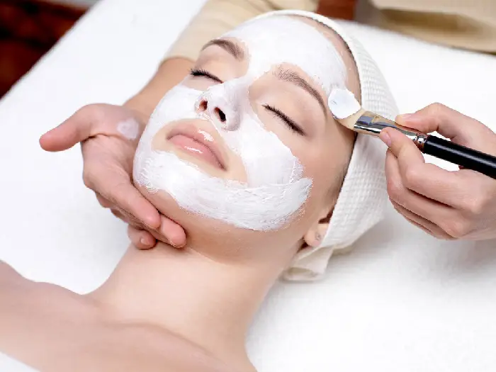 Hautpflege mit Modellagen und festwerdenden Masken als Behandlungszusatz